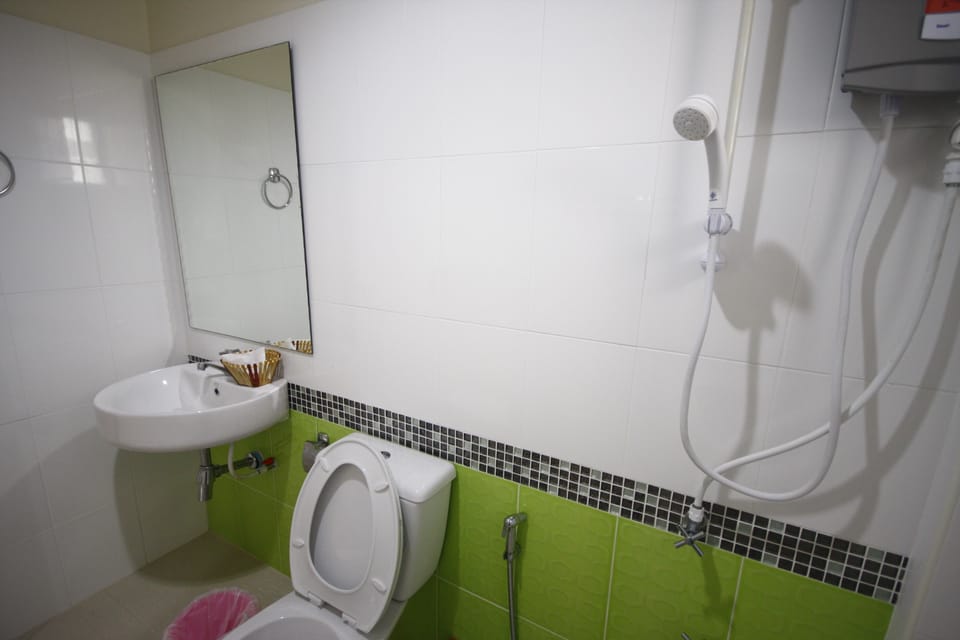 Standard Double Room | Bathroom | Shower, free toiletries, towels