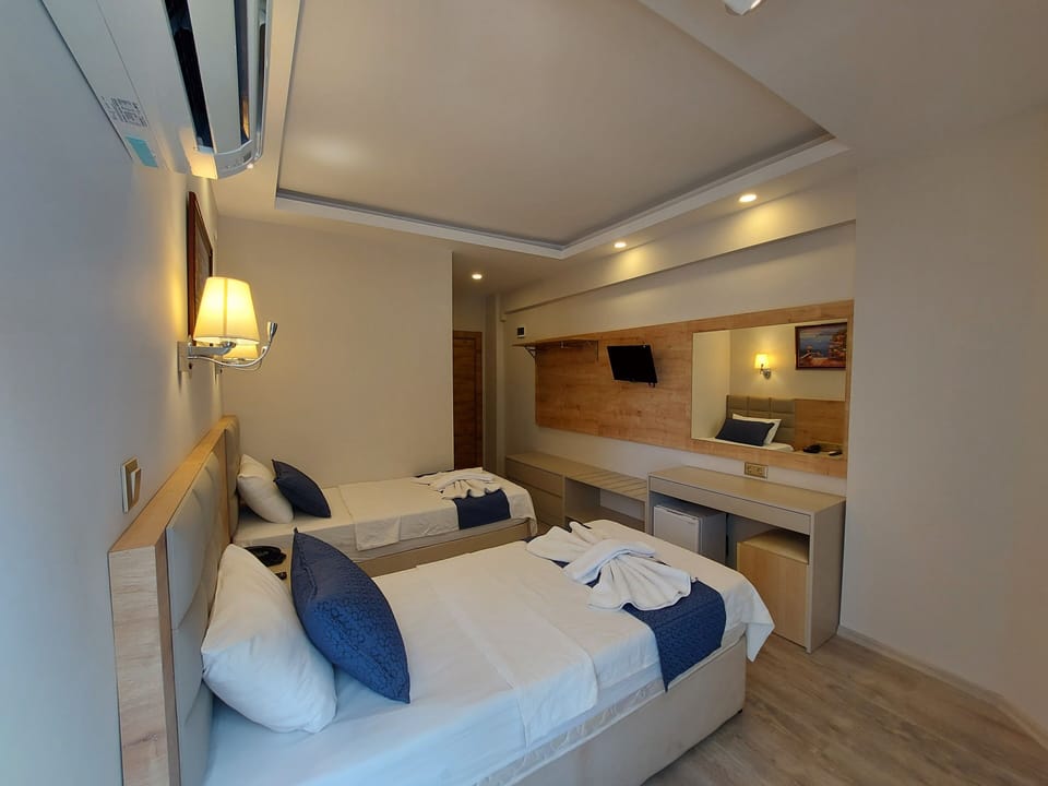 Standard Twin Room | Minibar, in-room safe, desk, soundproofing