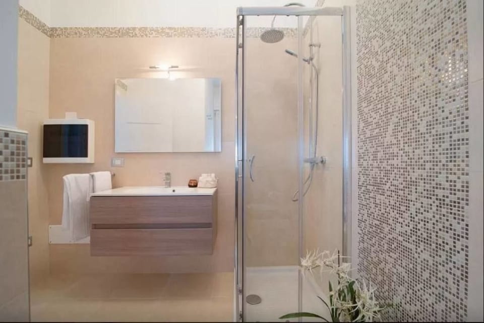 Deluxe Suite | Bathroom | Shower, deep soaking tub, free toiletries, hair dryer