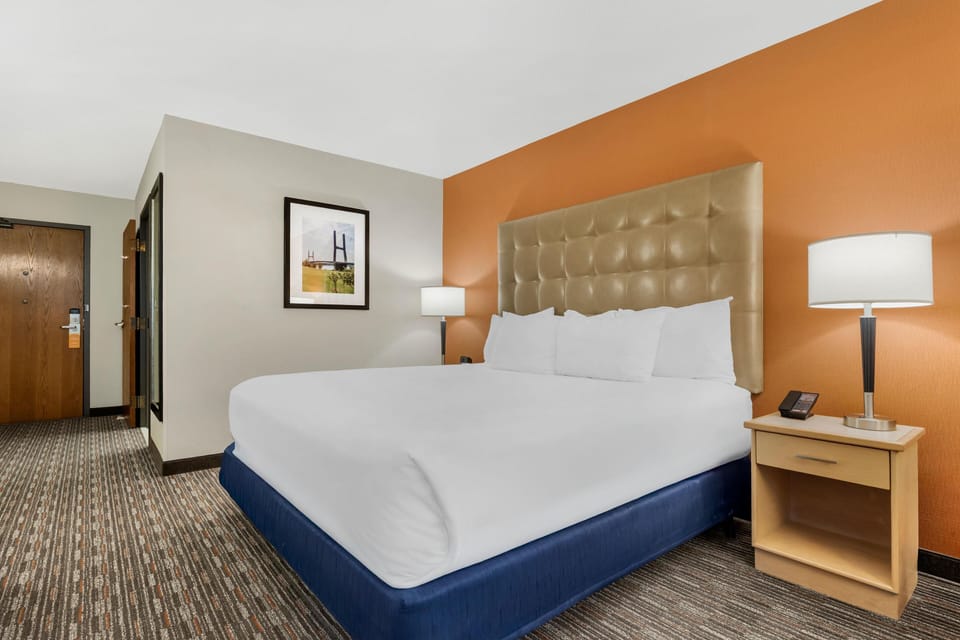 Room, 1 King Bed, Accessible (Tub) | Desk, laptop workspace, blackout drapes, free cribs/infant beds