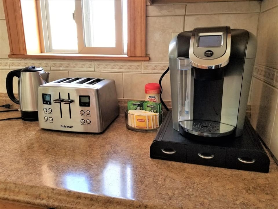 Coffee/tea maker, fridge, microwave, oven