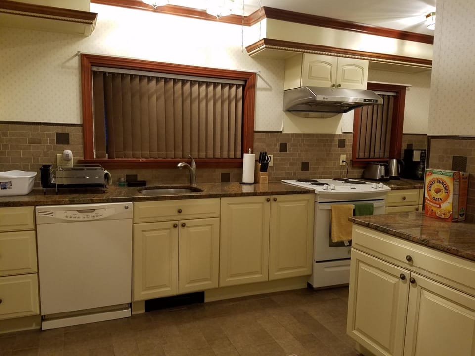Coffee/tea maker, fridge, microwave, oven