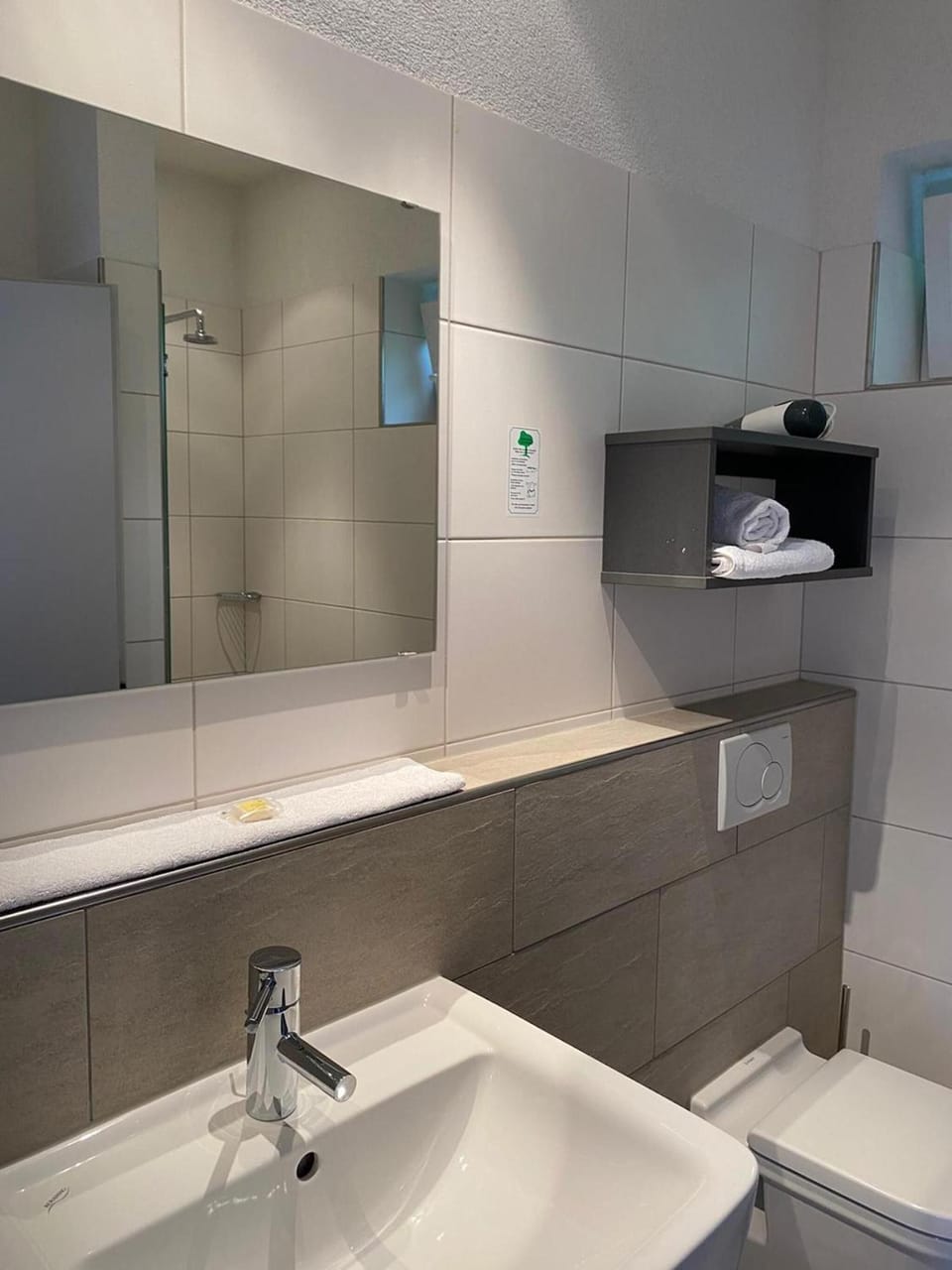 Junior Single Room, 1 Twin Bed | Bathroom | Shower, hair dryer, heated floors, towels
