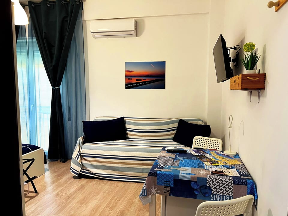 Classic Double or Twin Room, 1 Bedroom, Non Smoking, Ensuite | Living area | 32-inch LED TV with digital channels