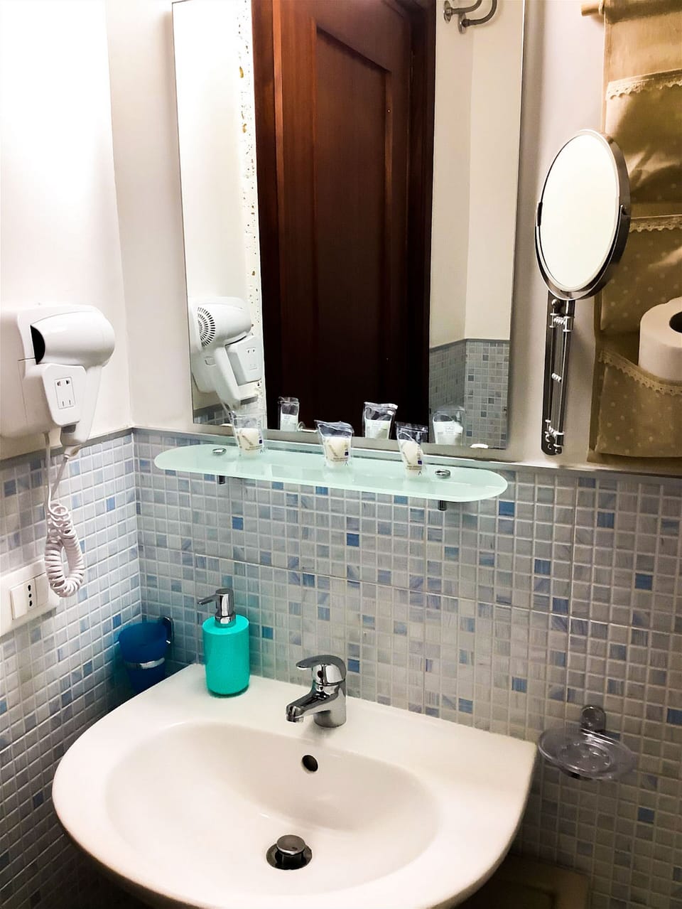 Basic Single Room, 1 Twin Bed, Ensuite, City View | Bathroom | Shower, rainfall showerhead, free toiletries, hair dryer