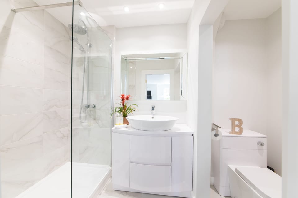 Suite, Private Bathroom (Robert Louis Stevenson) | Bathroom | Free toiletries, towels