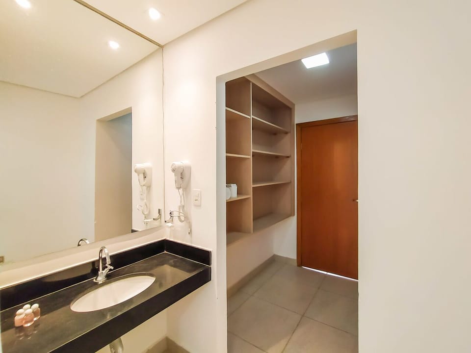 Suite (Master) | Bathroom | Shower, free toiletries, towels