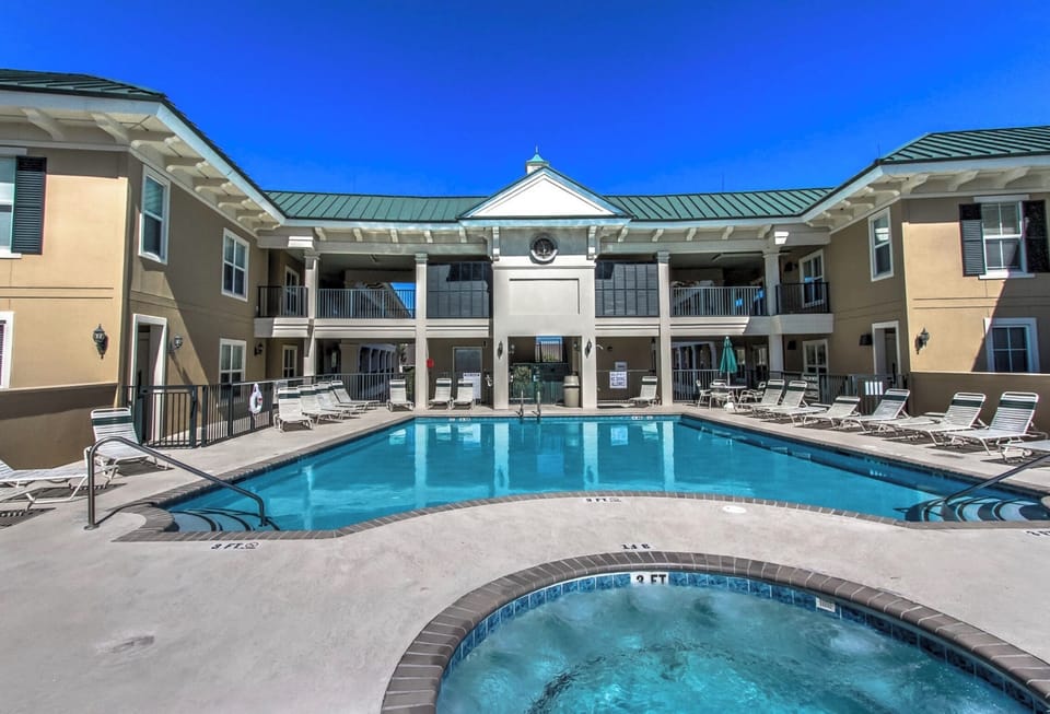 Rooftop pool and hot tub located on the 4th floor... same floor as our condo.