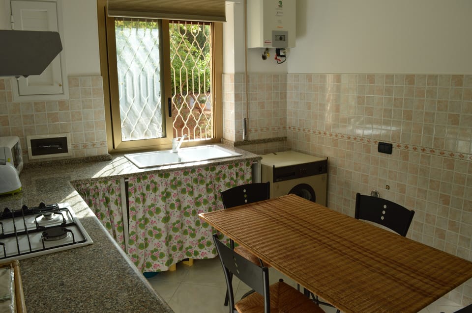 the fully equipped Kitchen with dish-washer, washing machine, toaster, oven