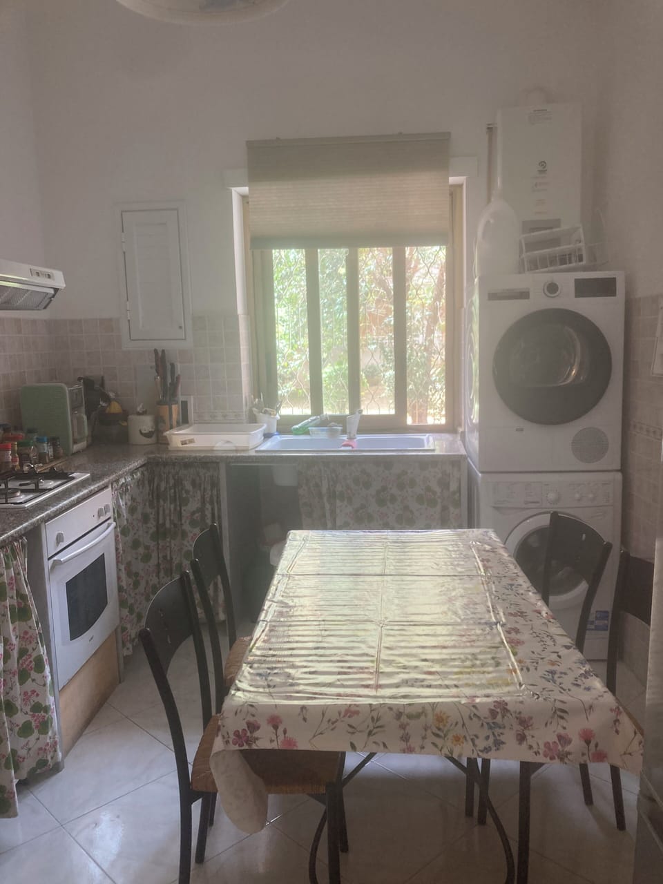The fully equipped kitchen
