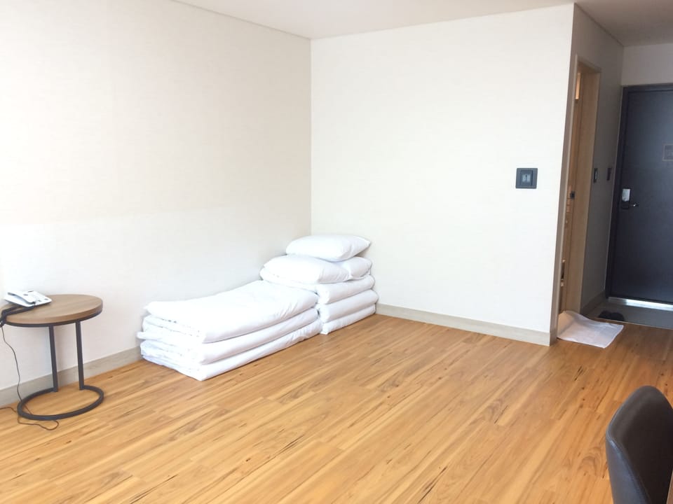 Traditional Room | In-room safe, desk, blackout drapes, soundproofing