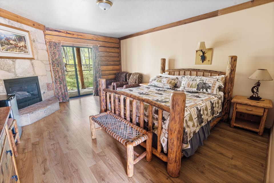 Cabin, 1 King Bed (Pet friendly) | Individually decorated, individually furnished, desk, soundproofing