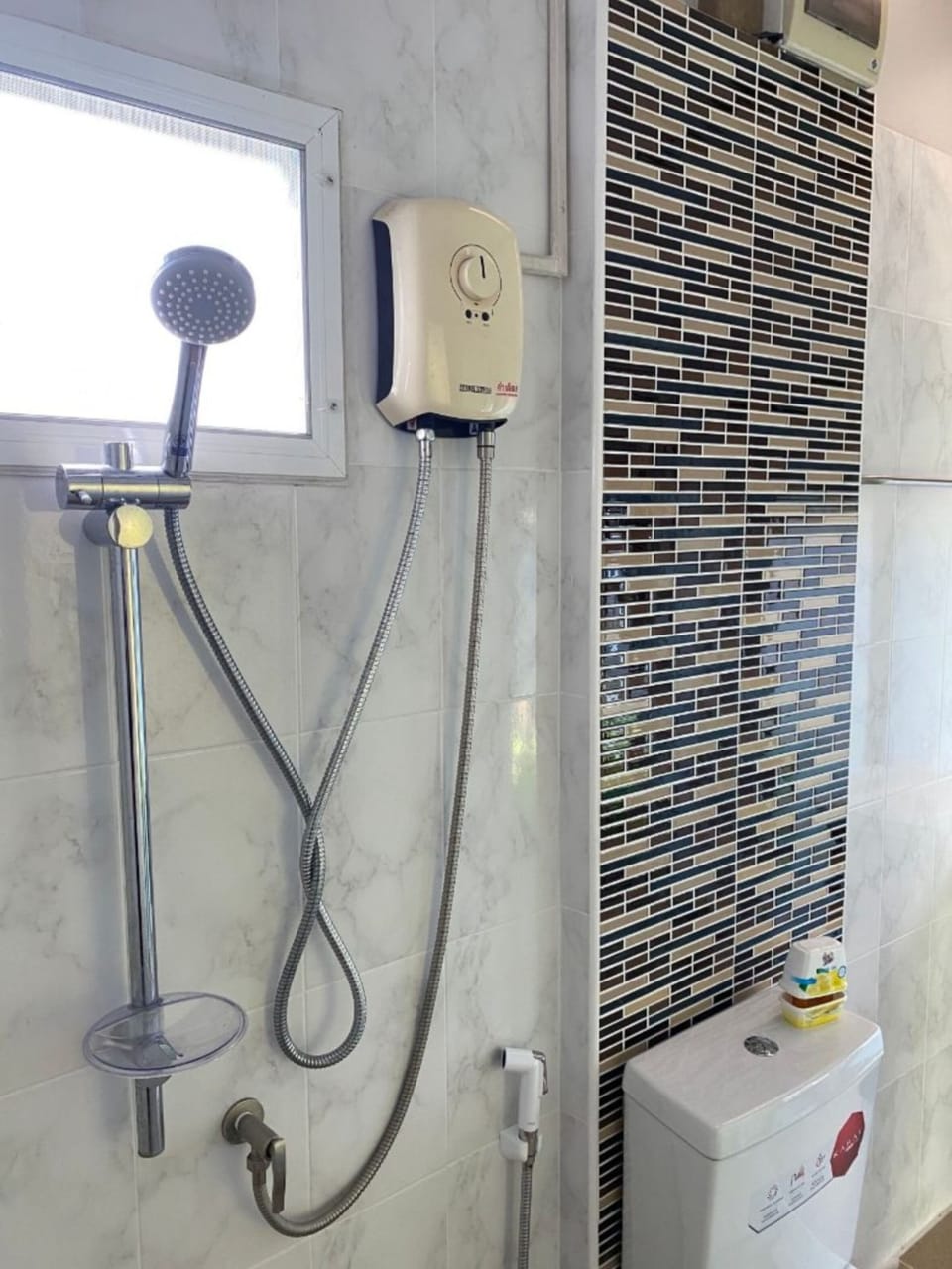 Deluxe Double Room | Bathroom | Shower, free toiletries, hair dryer, slippers