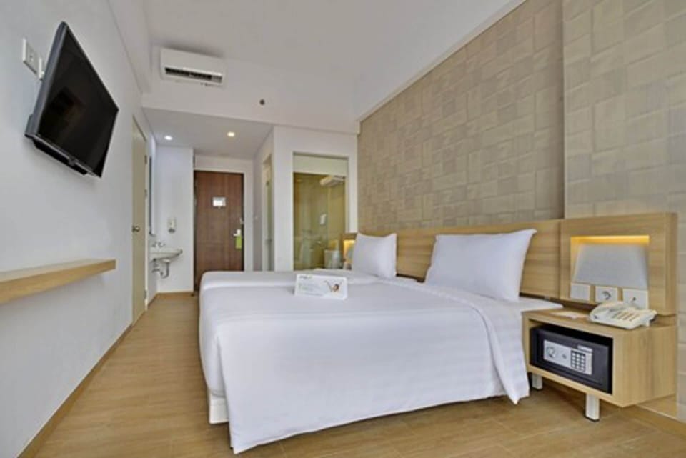 Deluxe Twin Room | In-room safe, desk, laptop workspace, free WiFi