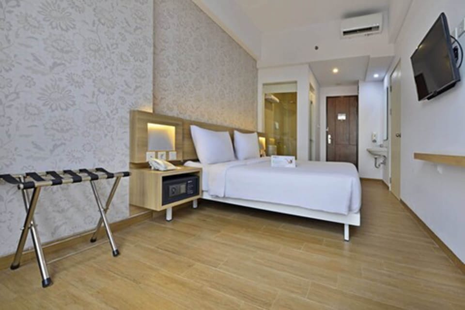 Deluxe Double Room | In-room safe, desk, laptop workspace, free WiFi