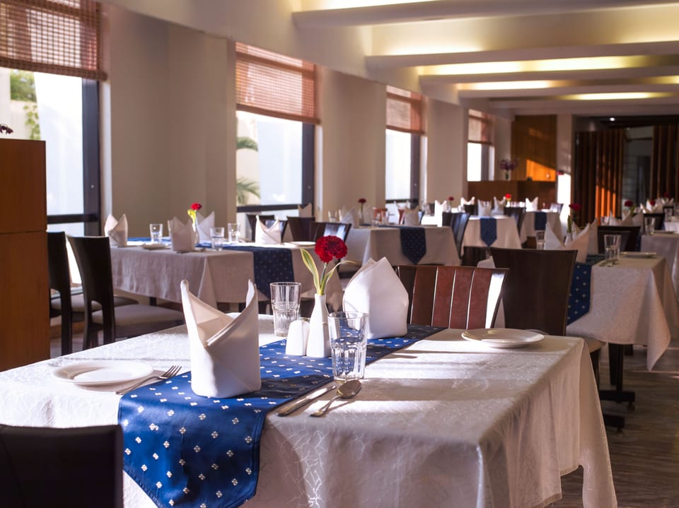 2 restaurants; breakfast, lunch, and dinner served