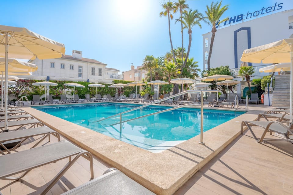 Outdoor pool, pool umbrellas, sun loungers