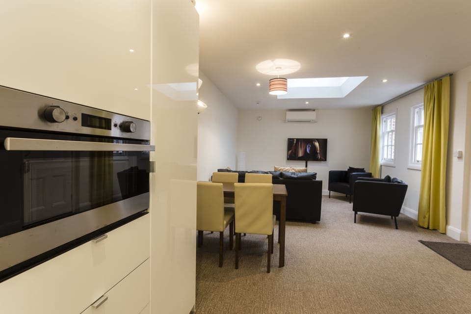 Executive Suite | Egyptian cotton sheets, premium bedding, desk, laptop workspace