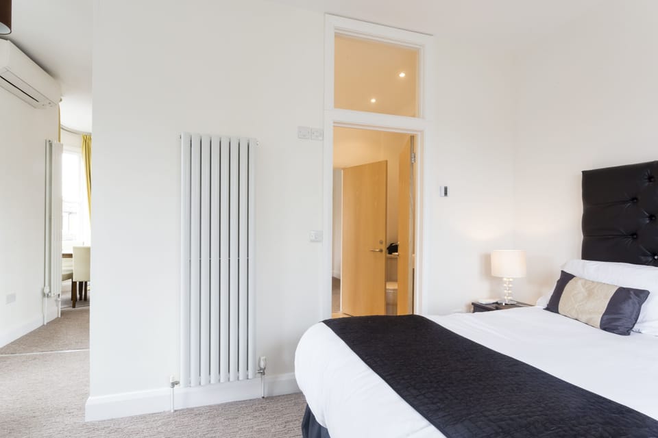 Executive Suite | Egyptian cotton sheets, premium bedding, desk, laptop workspace