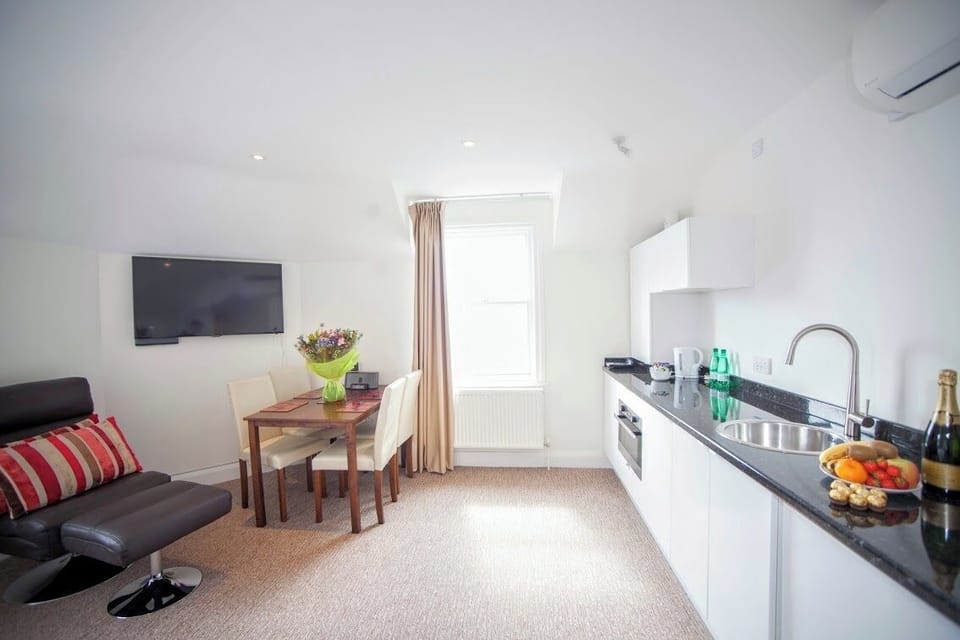 Executive Suite | Egyptian cotton sheets, premium bedding, desk, laptop workspace