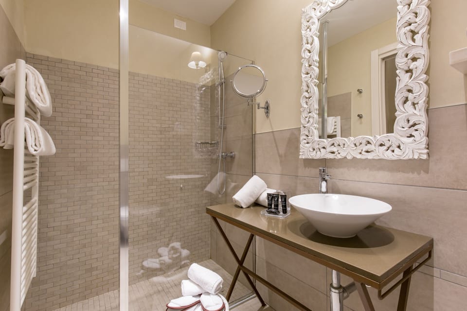 Junior Suite (Deluxe) | Bathroom shower