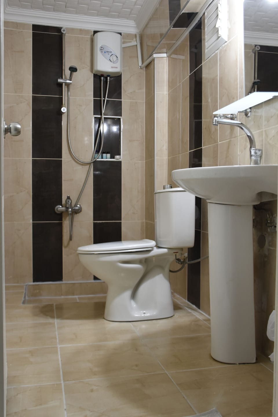 Classic Double Room | Bathroom | Shower, free toiletries, hair dryer, slippers