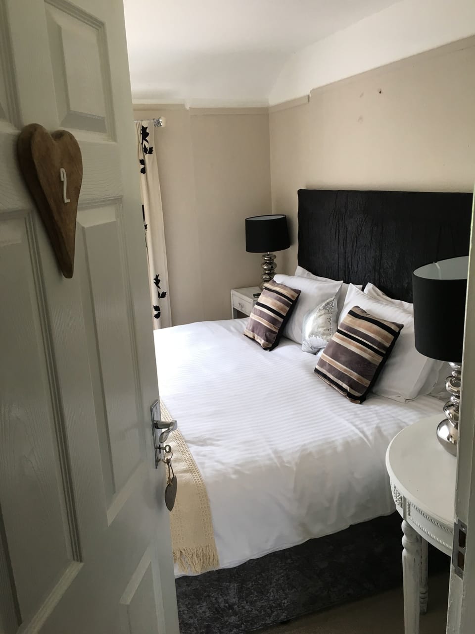 Signature Room, 1 King Bed | Iron/ironing board, free WiFi, bed sheets