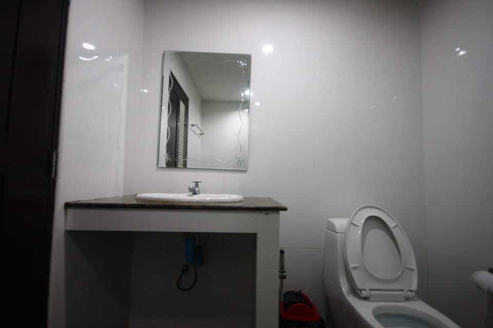 Standard Double Room | Bathroom | Shower, free toiletries, towels