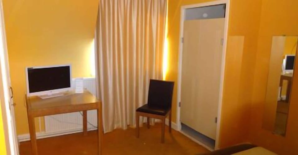 Standard Double Room | Desk, free WiFi