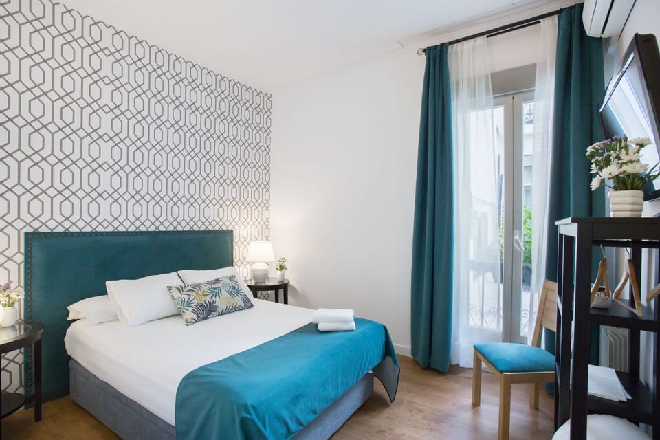 Minibar, desk, WiFi (free), bed sheets