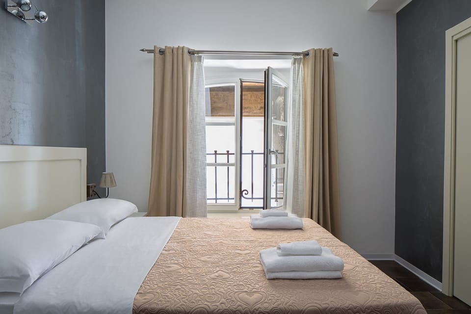 Free minibar, in-room safe, desk, blackout drapes