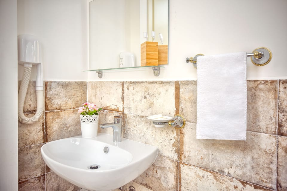Bathroom sink