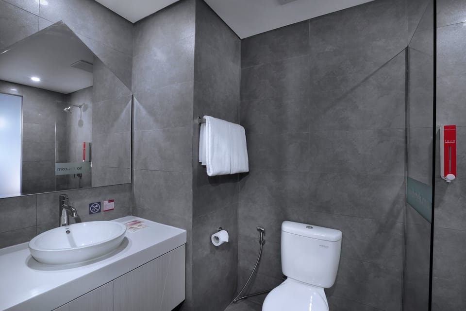 Standard Room | Bathroom | Shower, free toiletries, slippers, towels