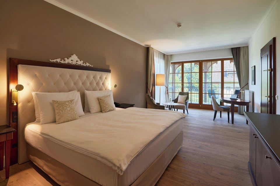 Junior Suite, 1 King Bed, Garden View (Balcony) | Hypo-allergenic bedding, pillowtop beds, in-room safe