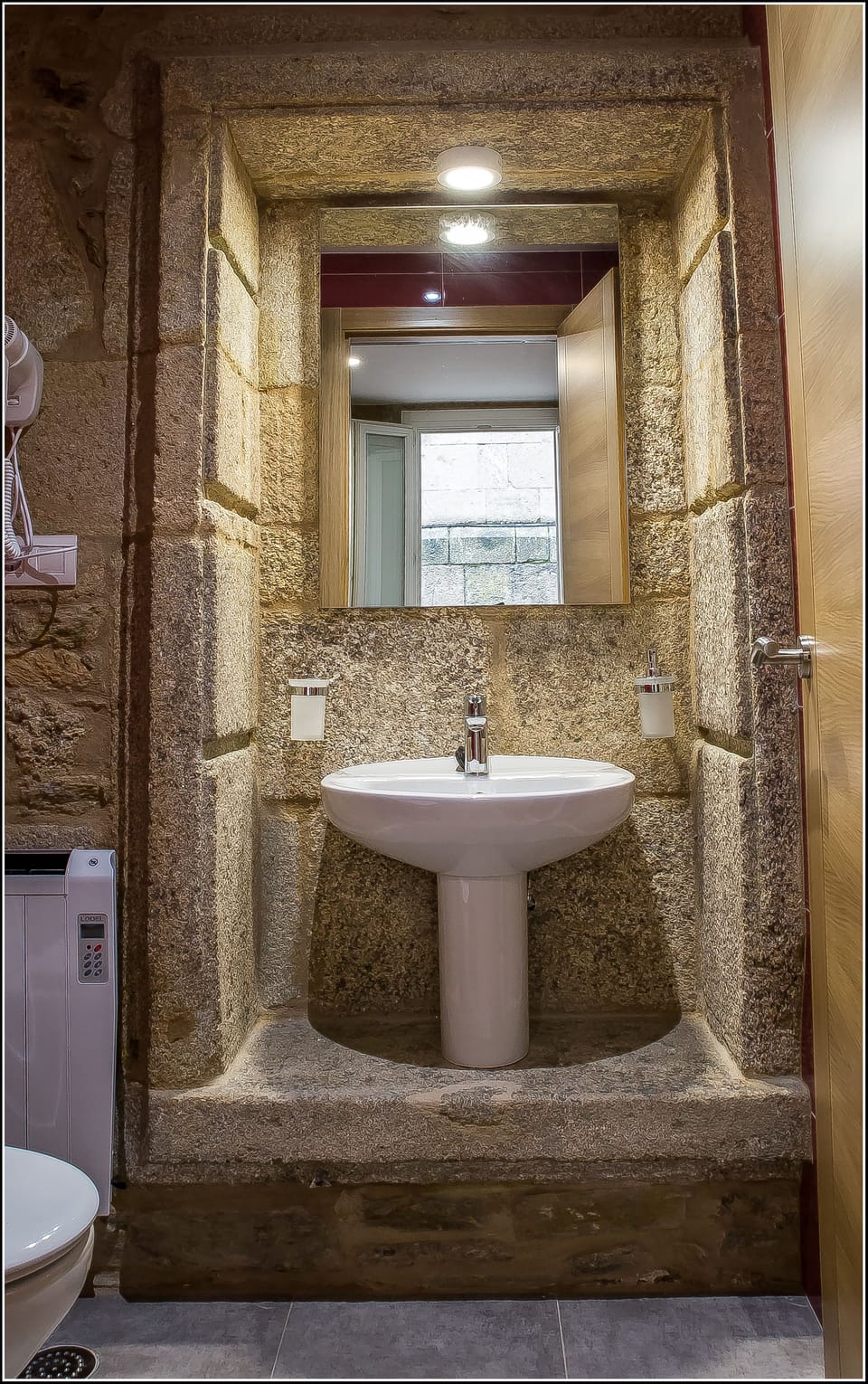 Deluxe Double Room | Bathroom | Shower, free toiletries, hair dryer, towels