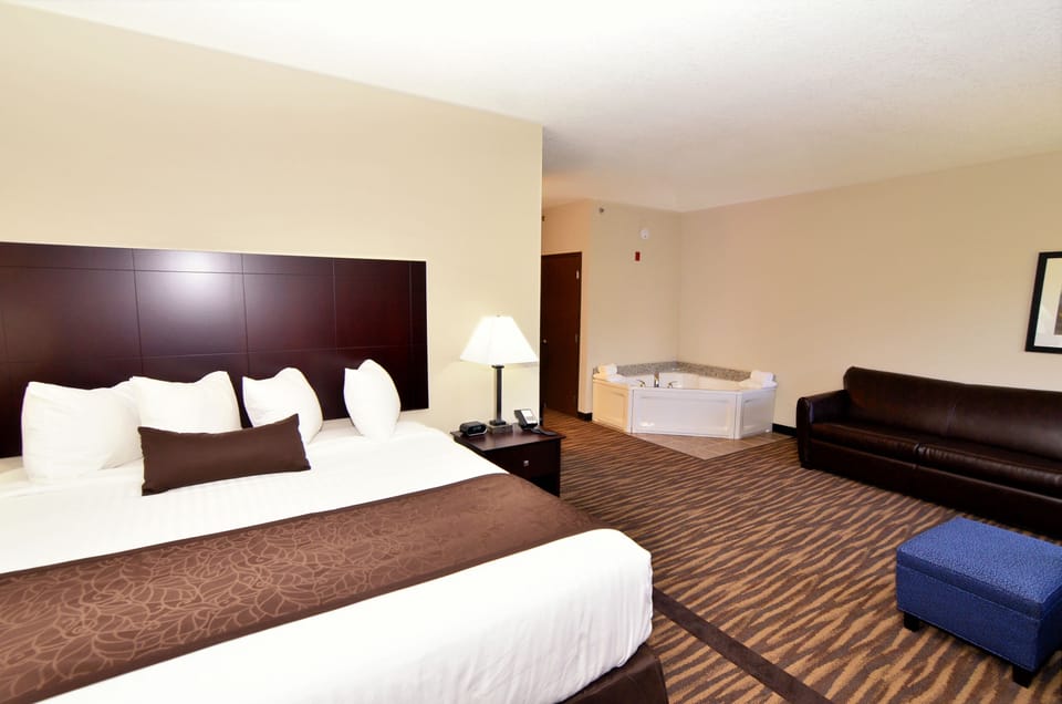 Suite, 1 King Bed with Sofa bed, Jetted Tub | Premium bedding, desk, laptop workspace, blackout drapes