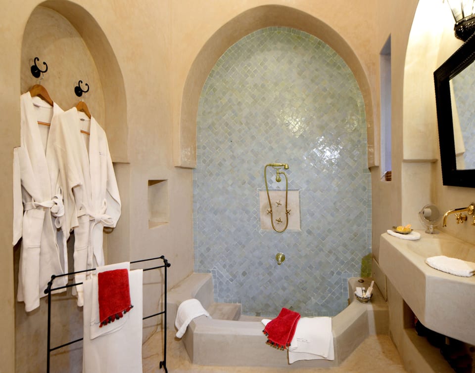 La Suite Glaoui | Bathroom | Combined shower/tub, deep soaking tub, free toiletries, hair dryer