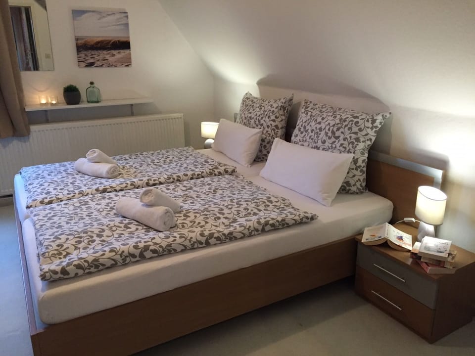 Comfort Apartment, 4 Bedrooms, Terrace, Garden Area (zuzüglich Endreinigung 109,00 EUR) | Soundproofing, free WiFi