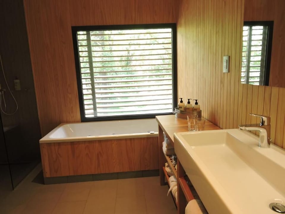 Premium Suite, Park View | Bathroom | Free toiletries, hair dryer, bathrobes, slippers