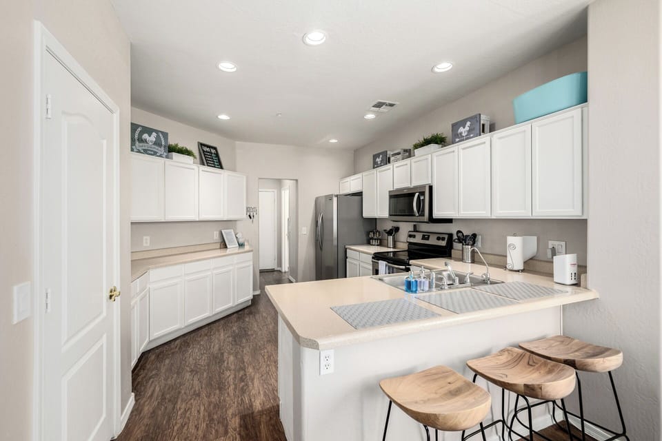 Full kitchen with all the cookware you need