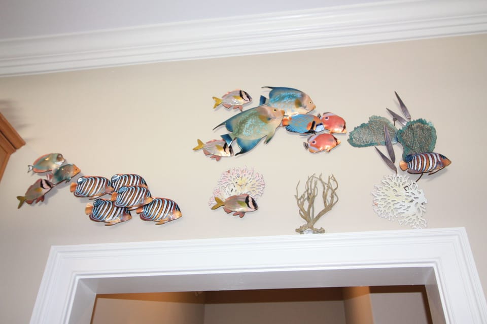 Sea-King Refuge lives up to it's name with a "Classy   Beach" theme & great art!