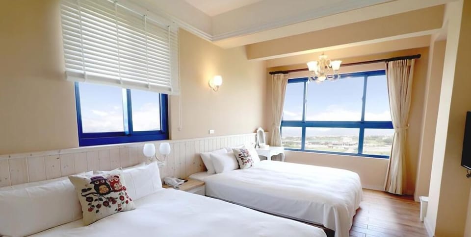 Elite Quadruple Room | Desk, blackout drapes, soundproofing, free WiFi