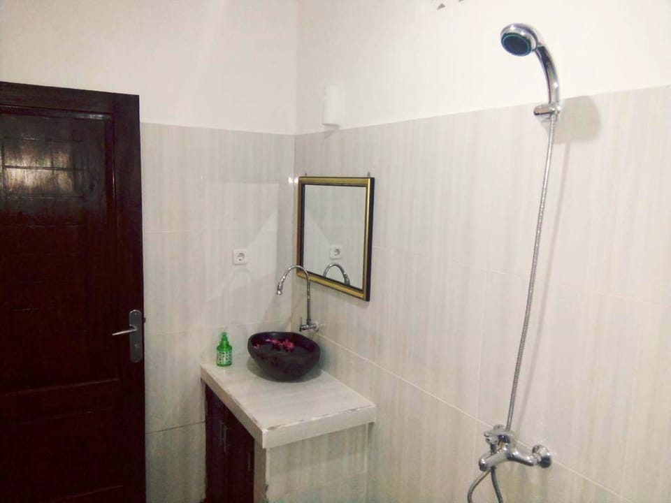 Deluxe Bungalow, 1 Queen Bed, Garden View | Bathroom shower