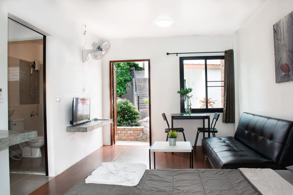 Standard King Room | Minibar, desk, blackout drapes, rollaway beds