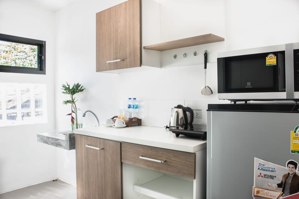 Standard King Room | Private kitchen | Fridge, microwave, stovetop, cookware/dishes/utensils