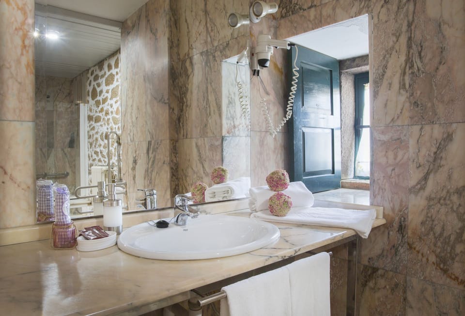 Combined shower/tub, jetted tub, free toiletries