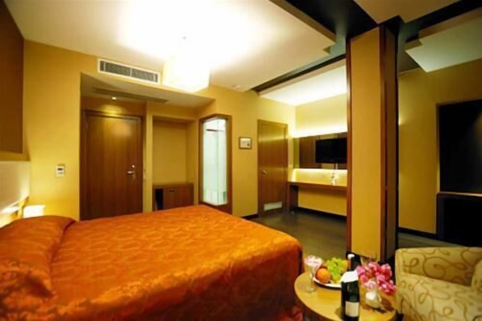 Standard Room | Minibar, in-room safe, desk, free WiFi
