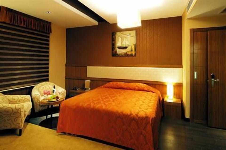Suite | Minibar, in-room safe, desk, free WiFi