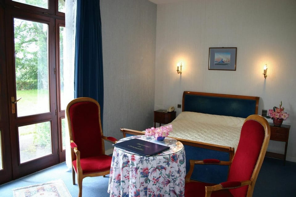 Desk, soundproofing, iron/ironing board, free WiFi