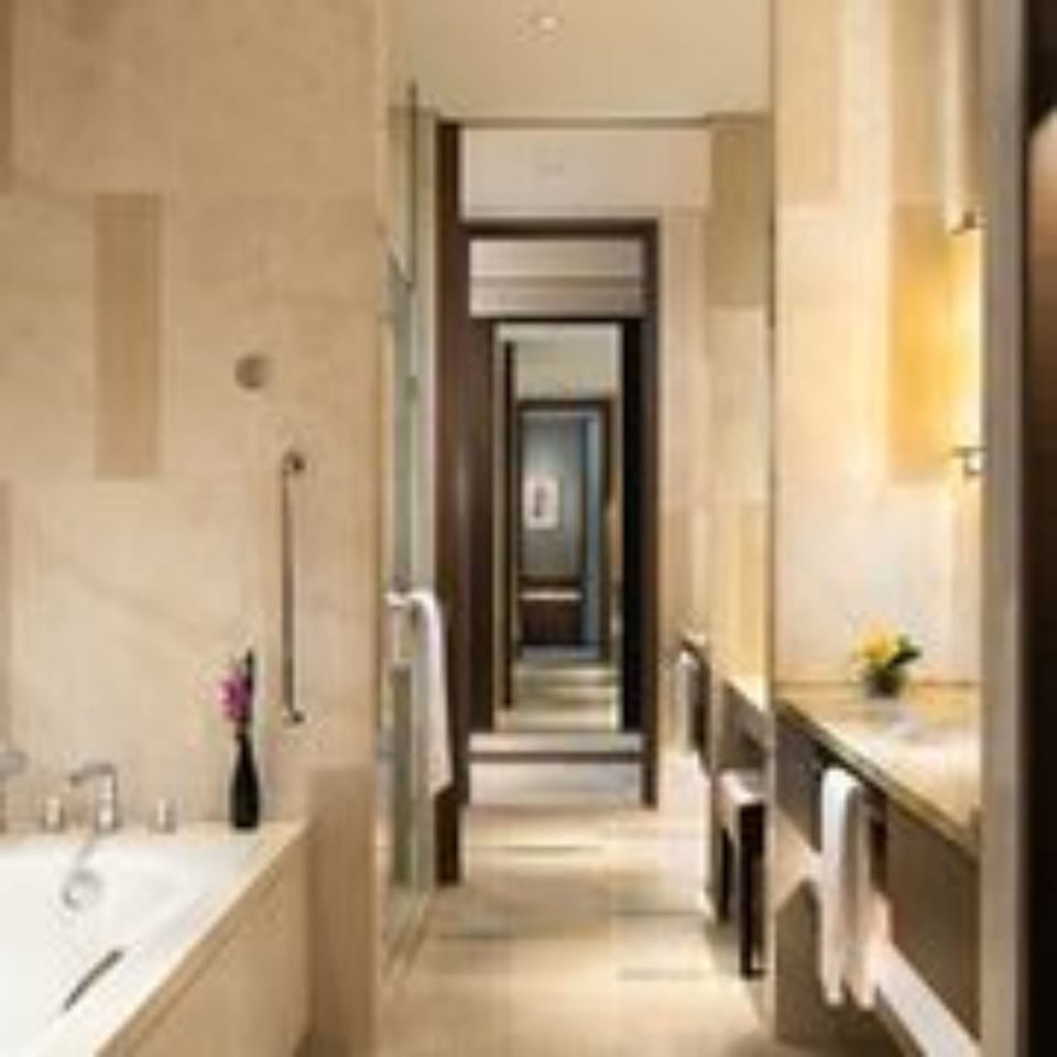 Executive Suite, 1 King Bed | Bathroom | Separate tub and shower, designer toiletries, hair dryer, slippers
